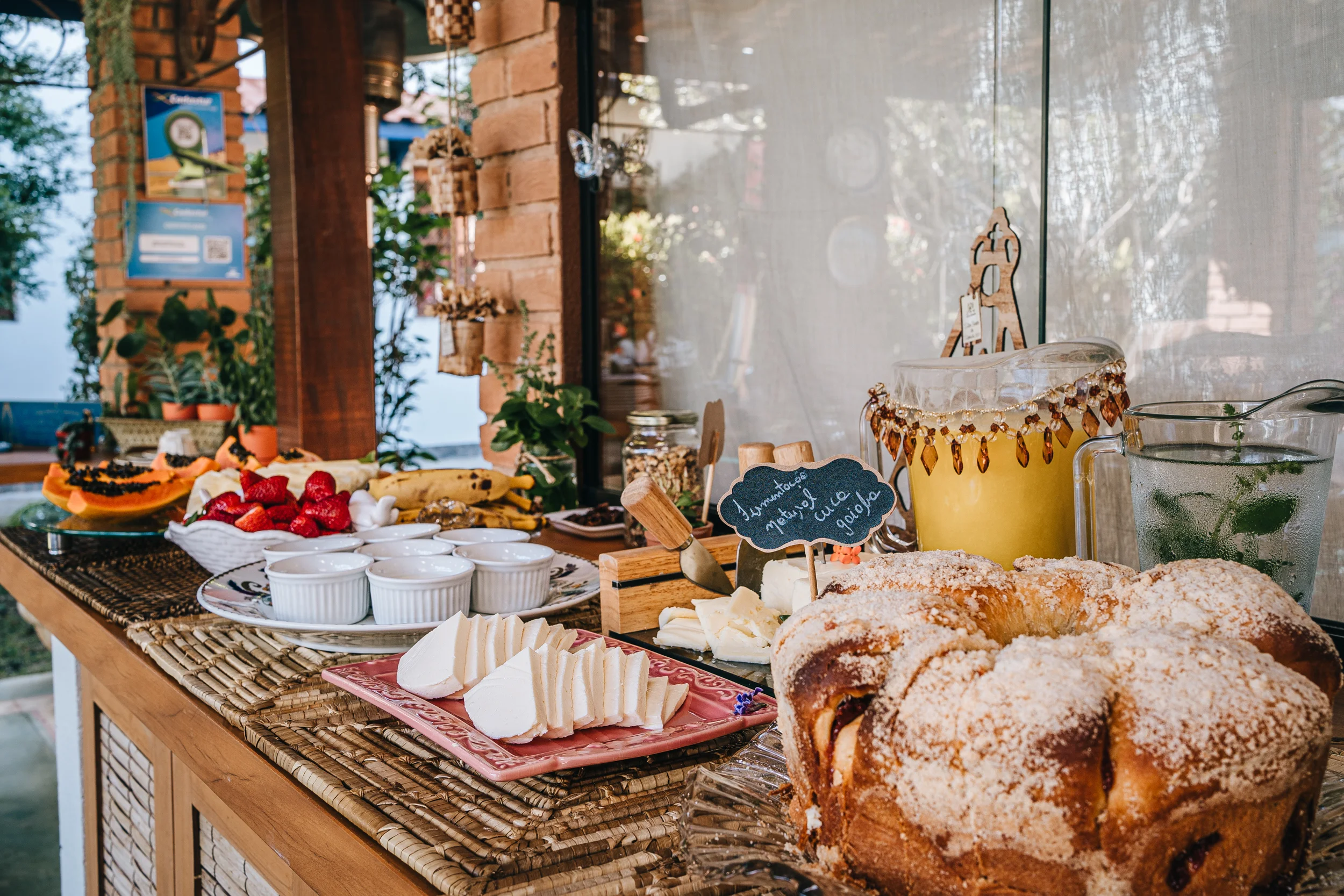 Varanda com redes e vista para a montanha
