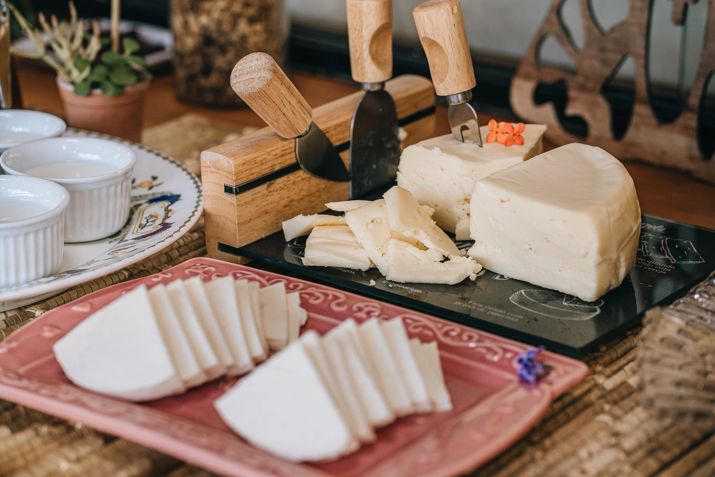 Interior acolhedor de um dos chalés